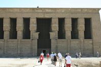 سائحة صينية تحرر محضر تحرش بمعبد دندرة بقنا