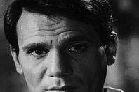 تفاصيل علاقة "حليم" بساحر يهودي