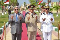 وضع أكاليل الزهور على النصب التذكارى لشهداء الجيش .