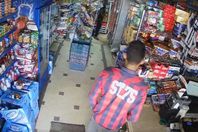 لص يسرق هاتف