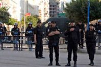 الأمن يغلق شارعًا بأسوان