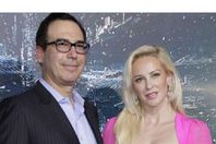 وزير المالية ستيفان موتشين وزوجته