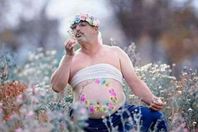 رجل يسخر من الحوامل