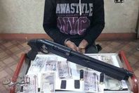 المتهم وبحيازتة المضبوطات