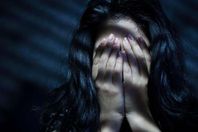 شخص يسمح لأصدقائه باغتصاب زوجته