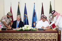 خالد بن محمد العطية، مع وزير الدفاع البريطاني مايكل فالون