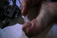 رجل يصلح الساعات بقدمة