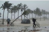 شاهد.. أطرف اللقطات في اعصار ايرما وأبرزها السيلفي