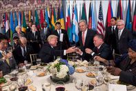 صورة ملك الاردن وترامب بكأس  الخمر