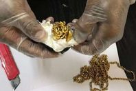 مواطن سيريلانكى يهرب ذهب فى مؤخرتة