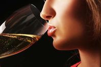 فتاة تشرب الخمر