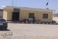 طلاب مدرسة يفترشون الارض ورصيف المدرسة