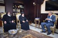 صورة المحافظ مع الانبا انطونبس بالديوان العام