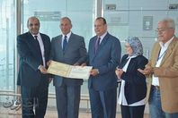 صورتسليم رخصة التجديد لمطار الغردقة 
