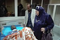 نائب رئيس  جامعة أسوان تطمئن علي طلاب الطب المصابين  
