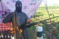 الأطفال بالأسلحة الآلية