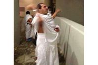 عمرو خالد يرمي الجمرات