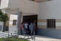 شاهد بالصور..مستشفي بالبحيرة تتحول لـ "معرض ملابس"