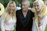 مؤسس بلاى بوى مع صديقاته