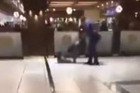 رجل يضرب طفله