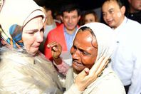 زوجة اردوغان مع احدى المسلمات فى ميانمار