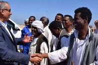 صورة  المحافظ  مع أهالي شلاتين