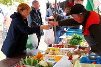 انجيلا ميركل تشرى الخضروات