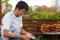 يتبرع بقوت يومه لمسلمي ميانيمار