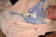 العثور على طفلة حديثة الولادة