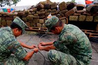 بالصور.. المكسيك تحرق أطنان من المخدرات والكحوليات