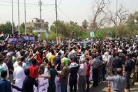 محتجون يقتحمون ديوان محافظة البصرة بقنابل حارقة