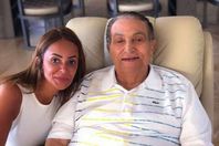 نجل مبارك يهاجم صحيفة شهيرة بسبب صورة والده