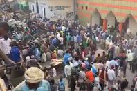 عمال متبرعين لبناء مسجد