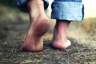المشي حافيا