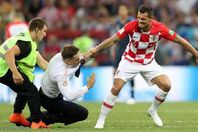 بيوتر أثناء اقتحامه المباراة