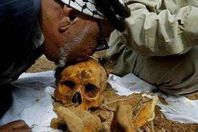 فلسطيني يقبّل "جمجمة نجله" بعد استلامها من الاحتلال