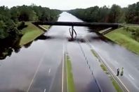 طريق يتحول لبحيرة