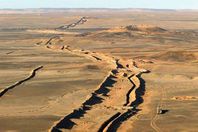 ترمب يأمل بجدار عازل يقطع 11 دولة بإفريقيا