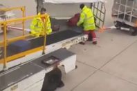 عمال الحقائب في المطار