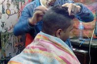 مدير مدرسة يستعين بحلاق في أول يوم للدراسة