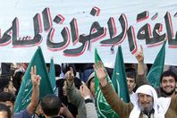 الإخوان تصف الشعب بـ"عبيد البيادة"..وتطالبه بالثورة