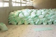 استبدال أعلاف فاسدة بالرمال لبيعها في الأسواق