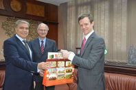 محافظ المنيا مع سفير الارجنتين