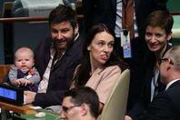 الطفلة مع والديها