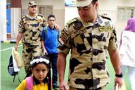 عناصر من القوات المسلحة تصطحب أبناء الشهداء إلى المدارس