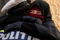 شرطية دنماركية تحتضن سيدة منتقبة