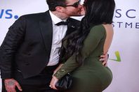 أحمد الفيشاوي يقبل زوجته