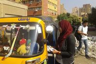 محررة المصريون مع سائقي التوكتوك