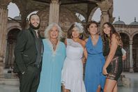 ناهد السباعي وصديقاتها داخل ساحة مسجد محمد علي