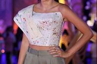 فنانة شهيرة ترتدي فستانا من أكياس البلاستيك